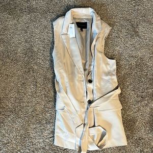Sleeveless jacket with belt